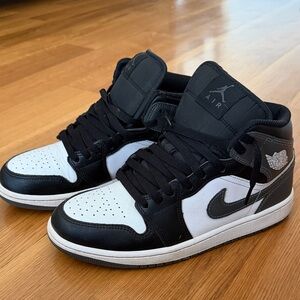 Jordan 1 Mid Sneakers - Black/White